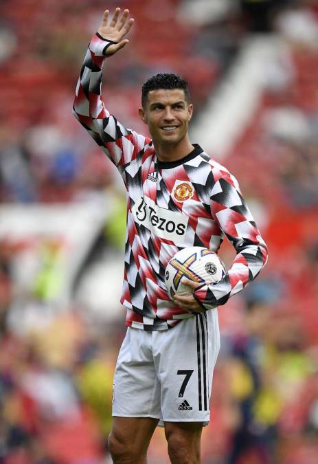 Cristiano Ronaldo, sonriendo y saludando a los aficionados del Manchester United en Old Trafford.