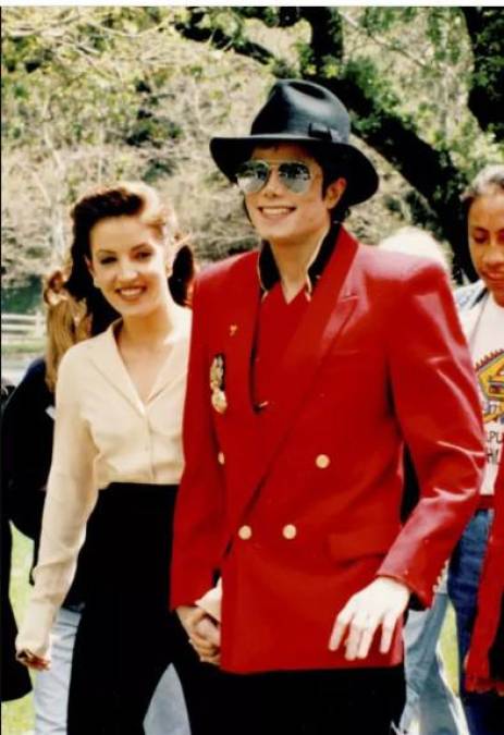 Lisa Presley no pasó mucho tiempo soltera: 20 días después de su divorcio con Danny Keough se casó con Michael Jackson, con quien vivió un matrimonio de dos años.