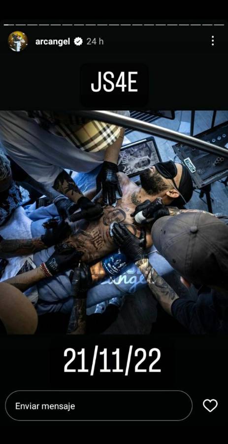Arcángel se tatúa el pecho en honor a su hermano fallecido