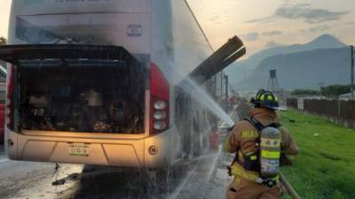 El incendió empezó en la parte trasera del bus. Foto: Twitter