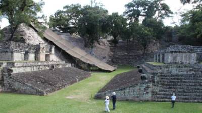 Los expertos se sirven de la ayuda de hablantes mayas activos para realizar traducciones correctas.