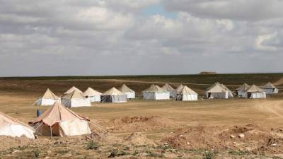 Campamento establecido por las Fuerzas de Siria Democrática, una alianza armada liderada por kurdos, y la coalición internacional encabezada por EE.UU. en las afueras de Al Susa, el primer punto para recibir a los civiles y yihadistas que huyen de Al Baguz, último reducto del grupo Estado Islámico en Siria. EFE/Archivo