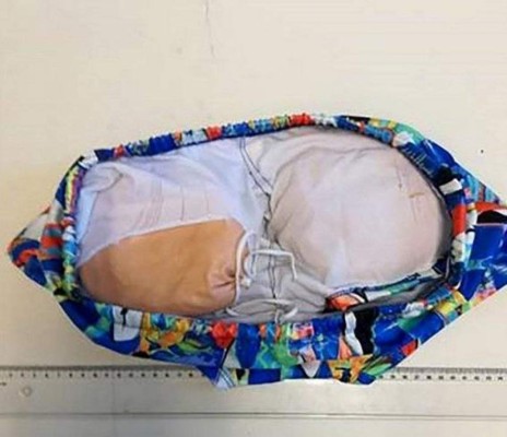 Detienen a un pasajero con 'falsas nalgas' en Portugal  