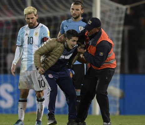 Video: Aficionado se arrodilló ante Messi y casi lo lesiona
