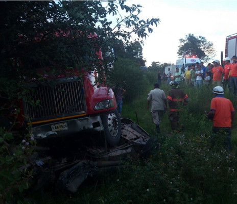 Niño muere en accidente entre rastra y pick up en Honduras