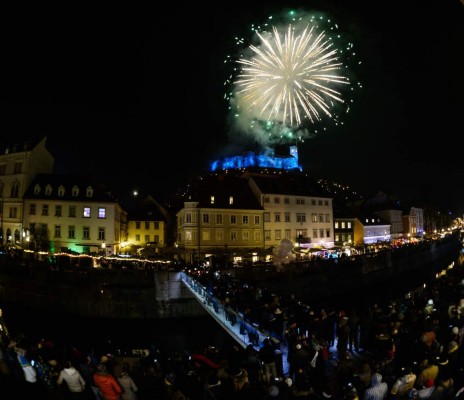 El mundo recibe el 2016 con luces y esperanza