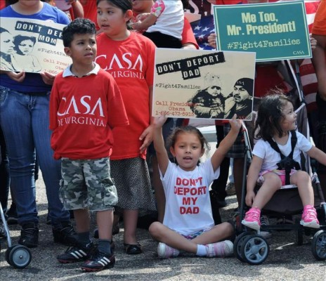 Obama enfrenta resistencia demócrata a cambiar ley para deportar a más niños