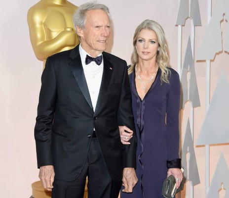 Clint Eastwood presume de pareja más joven