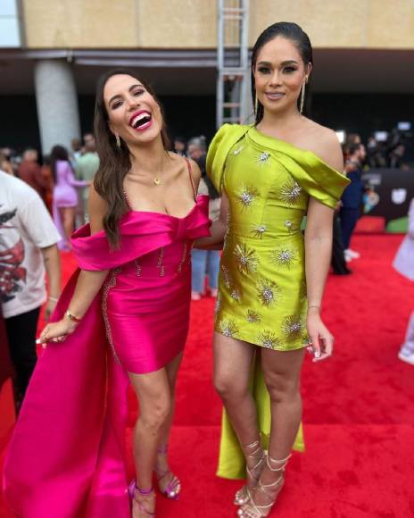 Lindsay Casinelli, de TUDN, y Sirey Morán, la reina de “Nuestra Belleza Latina”, hicieron un gran equipo en la alfombra de los Premios Juventud. 