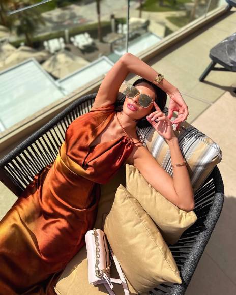 Unos de los looks con los que ha cautivado es un vestido color cobre de la marca Zara, que combinó con accesorios dorados y lentes de sol.