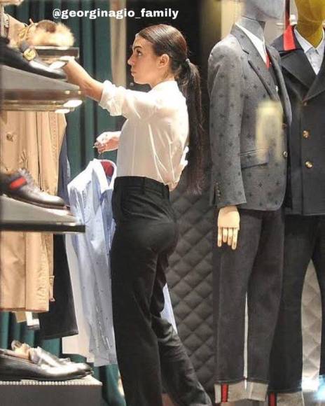 Georgina lucía un uniforme blanco y negro cuando laboraba como dependienta de una tienda de Gucci. 