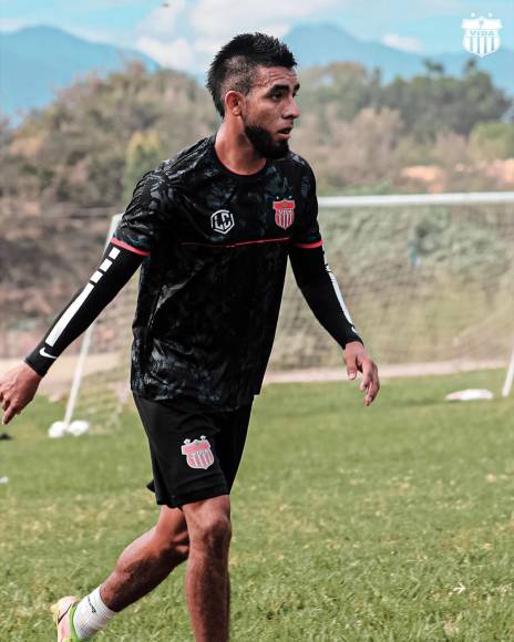 Real España está a la caza del fichaje del futbolista del Vida, Carlos Argueta, para cerrar la plantilla. “Es el único jugador con el cual mantenemos ese interés, pero él tiene contrato con el Vida, aquí el señor presidente Luis Cruz tiene la palabra y está en conversaciones con Elías Burbara. Esperamos un desenlace, sino a trabajar con el plantel que tenemos”, confirmó Javier Delgado, director deportivo aurinegro.