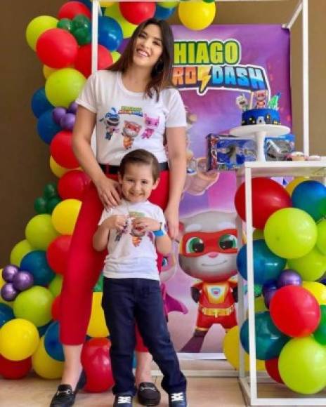 Aunque no pudo tener una fiesta con todos sus allegados, Carolina preparó una pequeña recepción para su hijo, quien lucía fascinado con el detalle.