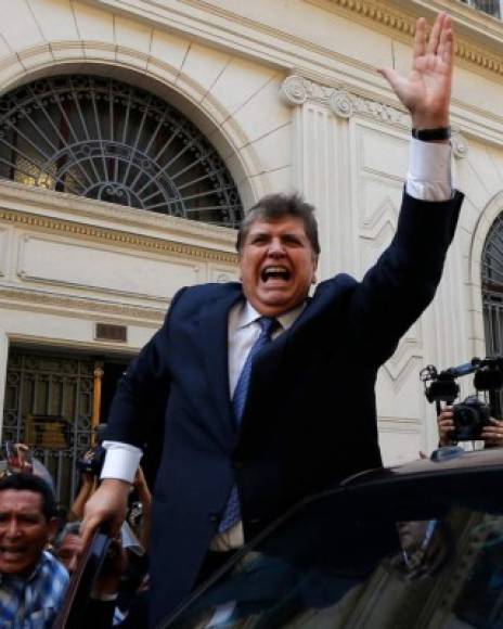 García, sobre el que en ese momento no pesaba ninguna orden de detención, buscó refugio en la residencia del embajador uruguayo en Lima aduciendo 'persecución política'.