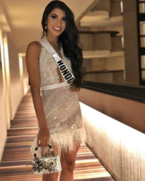 Este vestido transparente diseñado por el hondureño Yoyo Barrientos levantó polvo en la cena de bienvenida del Miss Universo 2019. ¿De infarto no creen?