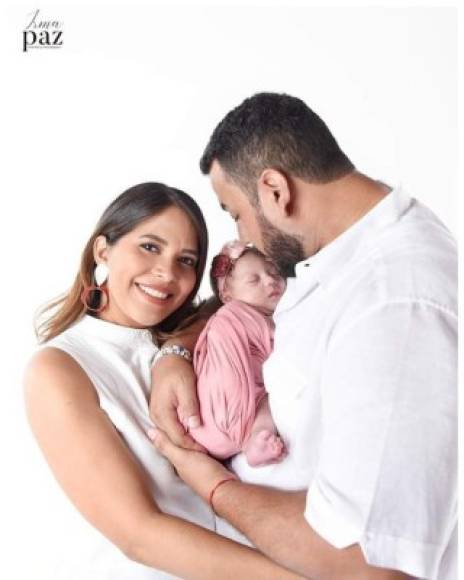 Suly Cálix con esposo Carlos Fernández y su hija Micaela.