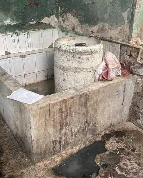 El barril estaba ubicado dentro de una pila de cemento y su lado un bolsa manchada con supuesta sangre.