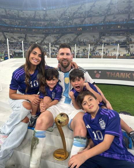 En todas las fotos familiares, los gestos de Mateo son los que más sobresalen, como esta luego de ganar el Mundial de Qatar 2022 con Argentina.