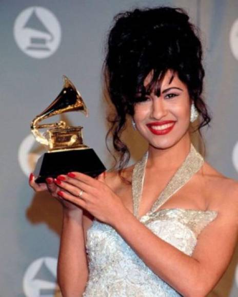 La imagen de la fallecida Selena sigue siendo una máquina de generar dólares, pues ha sido utilizada en cosméticos, ropa, diversos productos y lanzamientos musicales posteriores a su fallecimiento.