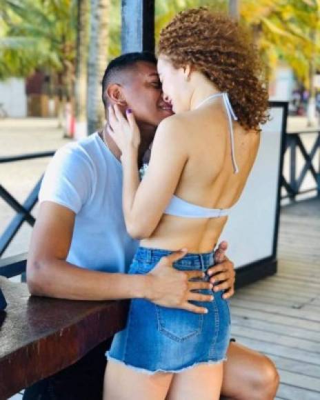 El noviazgo entre Denovan y Mayra Tercero comenzó a surgir en el 2019. Hoy ambos presumen de su amor en las redes sociales.