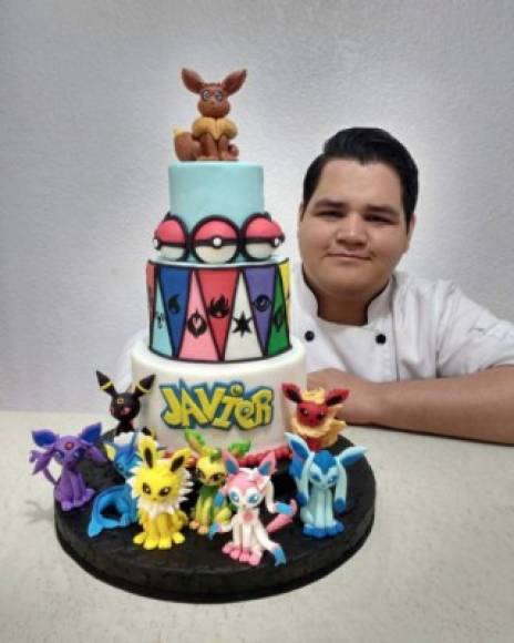 En esta imagen el chef muestea un pastel inspirado en el show de chicos y grandes, 'Pokemon'. Fue uno de los favoritos por sus seguidores.<br/>