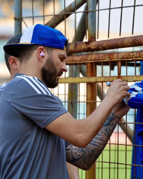 André-Pierre Gignac firmando autógrafos a algunos aficionados antes de meterse al vestuario.