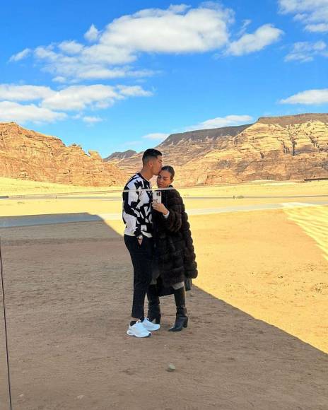 La mediática pareja compartió en sus redes sociales las postales de sus lujosas vacaciones en Arabia Saudita. 