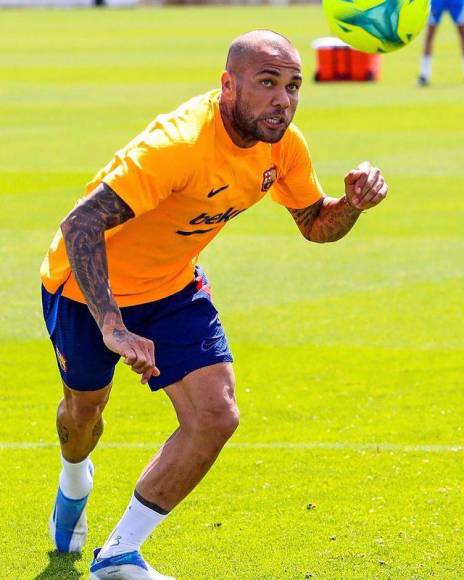 Sobre los privilegios dentro de la cárcel para Dani Alves, el reo afirmó que, “alguna vez, sí que tiene”, pero en la comida, “él come exactamente la misma mier** que nos dan a nosotros”.