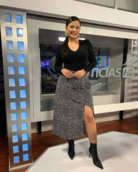 Velásquez, quien se desempeña en Canal 11 como la presentadora estelar del noticiero 11 Noticias, está causando furor en las redes sociales.