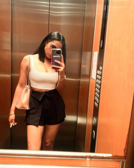 Su última publicación, que subió a su Instagram hace dos semanas, es una fotografía de ella frente a un espejo delante de unas escaleras blancas, que hacen juego con su vestimenta. 