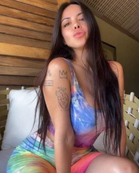 La comunicadora nacida en la Ciudad de México ha publicado en sus redes sociales sexys fotografías en las que luce su voluptuosa figura.