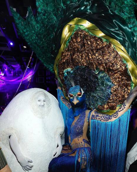 La modelo compartió esta imagen junto a su esposo, el músico Tom Kaulitz, con quien se casó en 2019, convertido en un huevo de pavo real.