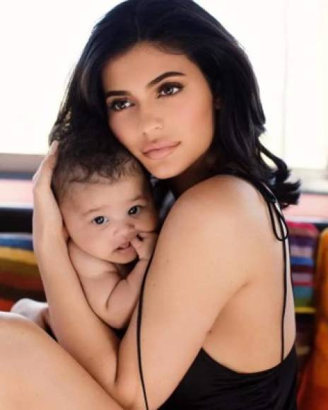 Kylie Jenner<br/><br/>La reina cosmética dio a luz el jueves 1 de febrero a su primera bebé.<br/><br/>La hija menor de Kris y Caitlyn Jenner hizo el anuncio oficial el domingo 4 en redes sociales, luego de meses de especulaciones sobre un posible embarazo.<br/><br/>En su mensaje, Kylie, de 20 años, se disculpó con sus seguidores por no anunciar antes que sería madre.