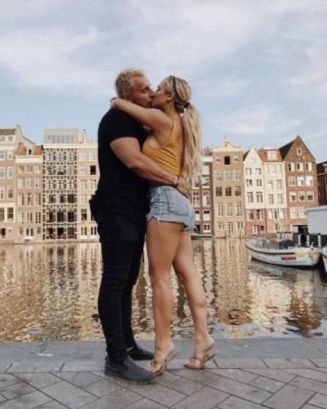 Wolanski comparte a menudo sus viajes con su novio Vitaly Zdorovetskiy.