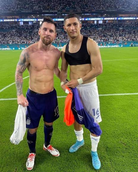 Messi intercambió camiseta con Héctor Castellanos y así posaron al final del partido.