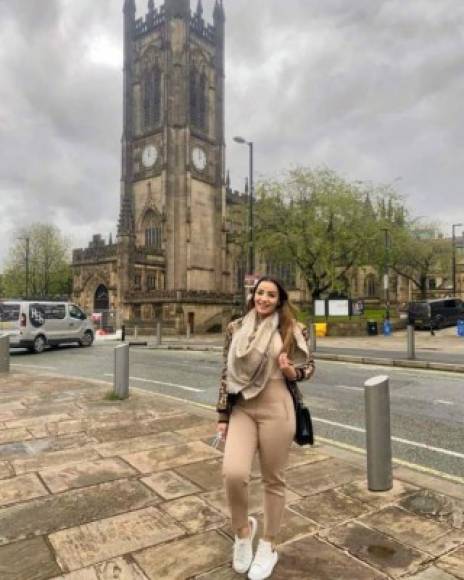 Virginia Varela, esposa de Emilio Izaguirre, posó junto a la histórica Catedral de Mánchester,Inglaterra.