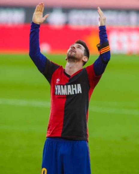 Después de recibir la felicitación de todos sus compañeros, Messi esperó a quedarse solo. Fue entonces cuando se sacó la camiseta del Barça para mostrar una sorprendente debajo: una de Newell’s Old Boys con el dorsal ‘10’, una elástica retro de los tiempos de Maradona.