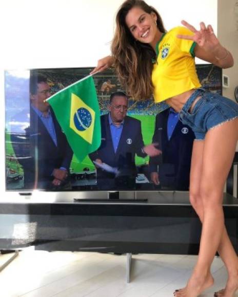 La guapa modelo brasileña de seguró que le desea lo mejor a la selección de Alemania, pero su corazón va 100% con la selección de Brasil.