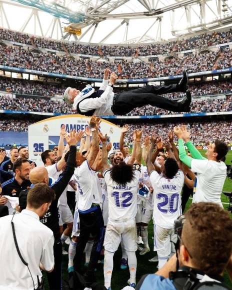Carlo Ancelotti recibió el cariño de los jugadores del Real Madrid. Al italiano lo aventaron al aire.