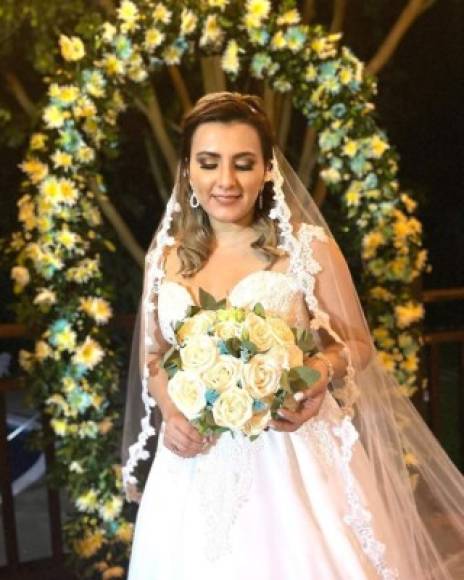 La periodista de HCH lució hermosa con su delicado vestido de novia. 'Honrando a Dios, a mis padres y a nuestra hija. Luego les comparto más', dijo Cesia en su cuenta de Instagram, donde cuenta con más de 430 mil seguidores.