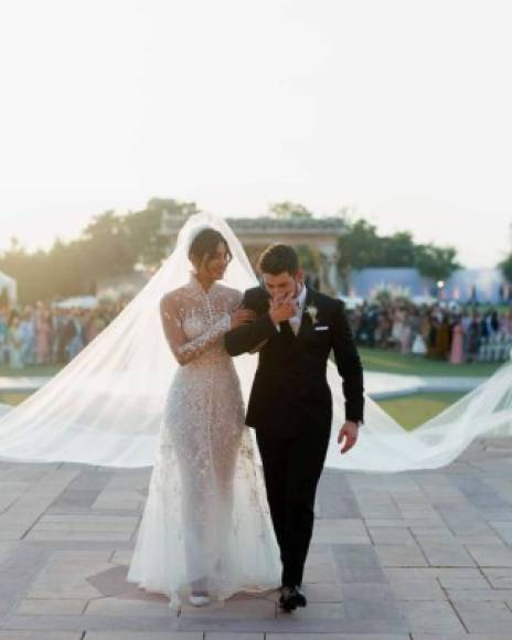 'El vestido de la novia fue adornado con lentejuelas nacaradas, este llevó un abrigo de cuello de alto bordado a mano con mangas festoneadas y botones cubiertos de satén. El bordado incluía ocho palabras y frases significativas seleccionadas por la novia, entre ellas 'Familia', 'Esperanza' y 'Compasión'.<br/><br/>El novio llevaba un esmoquin de doble botonadura Purple Label, este llevaba un trozo del vestido de la novia con las palabras en urdu bordadas a mano 'Mi Jaan' (que significa 'Mi vida') en la solapa interior de la chaqueta, justo sobre su corazón.<br/><br/>El 1 de diciembre de 2018, todas las damas de honor, los padrinos de boda, los padres, las floristas y el portador de anillos se vistieron con Ralph Lauren para la boda en el Taj Umaid Bhawan Palace en Jodhpur, India.', escribió la casa de diseño en su cuenta de Instagram.