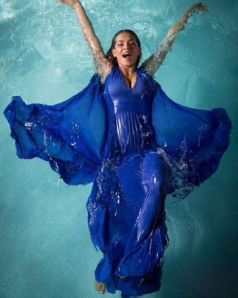 Las participantes hicieron una sesión de fotos dentro del agua. Con un vestido azul Yaritza posó para las cámaras.