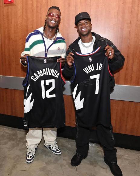 Camavinga y Vinicius recibieron unas camisetas de Los Angeles Clippers.