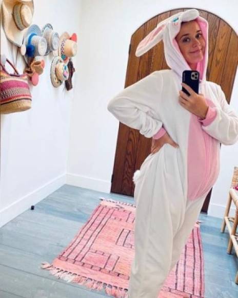 Katy Perry se vistió de conejo de Pascua presumiendo su embarazo al tiempo que anunciaba un live para charlar con sus fans esa misma noche.