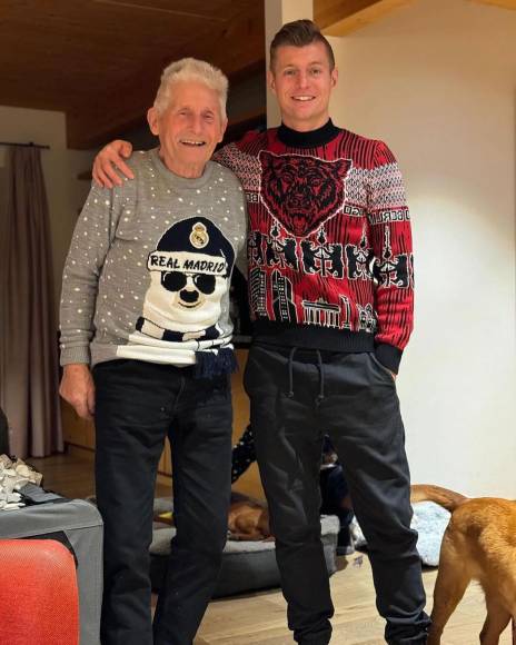 Toni Kroos - El mediocampista alemán del Real Madrid posó con su abuelo con suéter muy navideño y muy madridista.
