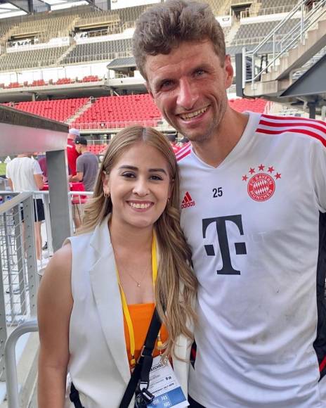 Karla junto a una de las leyendas por parte del club bávaro, Thomas Müller, quien anotó el sexto gol en los últimos minutos del encuentro.
