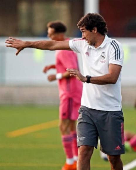 Raúl ya ha recibido ofertas de la Bundesliga, donde pasó parte de la recta final de su carrera como futbolista. Sin embargo, en estos momentos las analiza ya que es fuerte candidato para llegar a convertirse en nuevo DT del Real Madrid. Foto Facebook La Fábrica del Real Madrid.