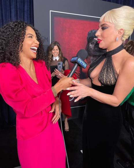 Cheslie Kryst entrevista a la cantante Lady Gaga. La joven disfrutaba su trabajo como reportera. 