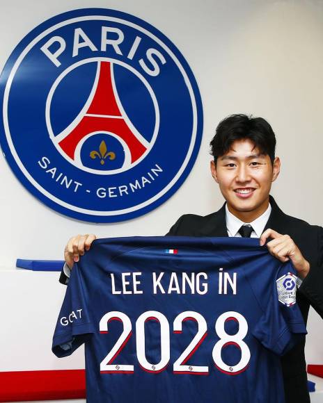 El centrocampista surcoreano Kang-in Lee es ya de manera oficial el cuarto fichaje del PSG para la temporada 2023-24 tras llegar a un acuerdo con el Mallorca, por unos 22 millones de euros más bonus.