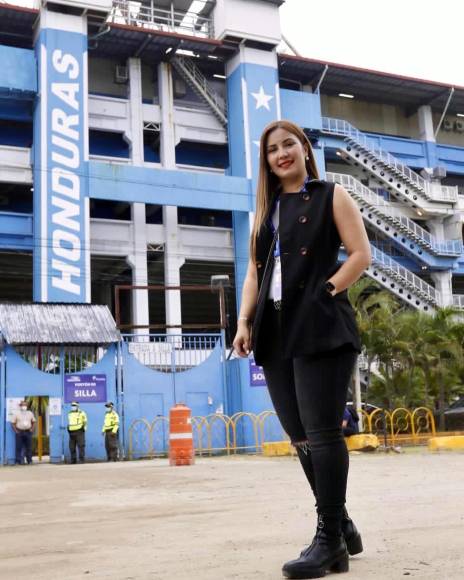 La guapa periodista Jenny Fernández, de Diario Diez y corresponsal de ESPN, estuvo en el estadio Olímpico para cubrir el partido Honduras-México.